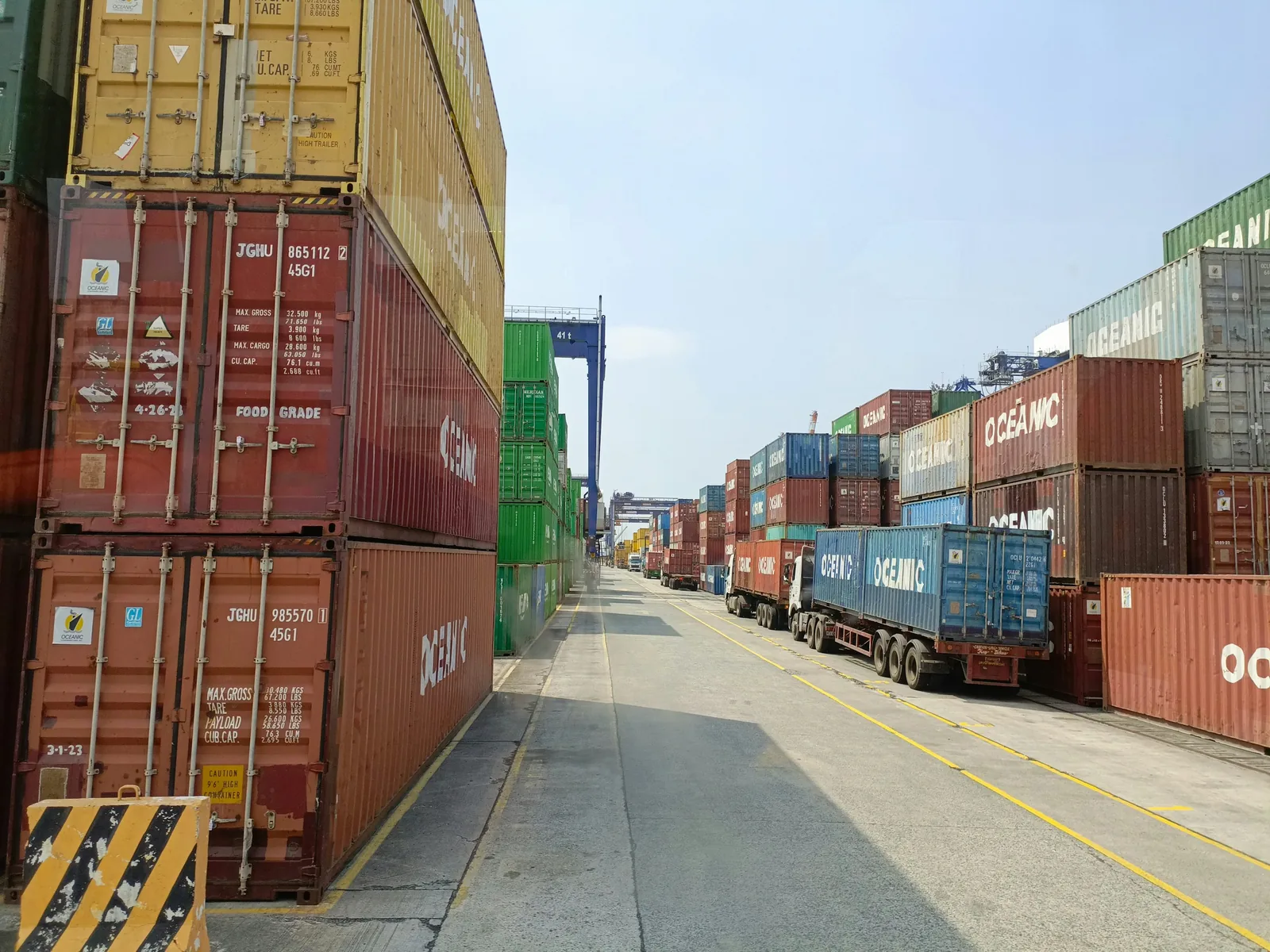Contenedores de carga y zona operativa de terminal portuaria para ilustrar importaciones y gestiones aduaneras